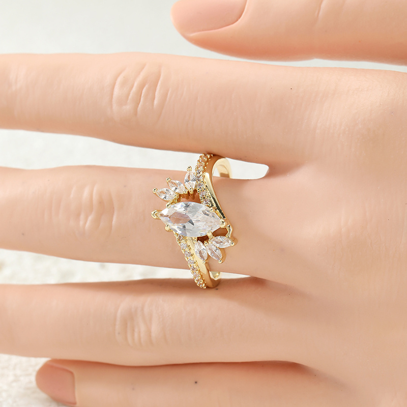 Exquisite Twisted Finger Ring with Synthetic Zirconia